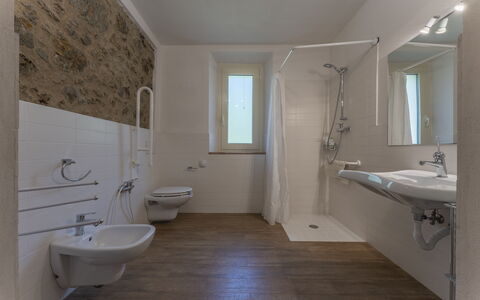 Le Casaline Di Sopra, Massa Marittima: Miroir, Robinet, Luminaire Plomberie, Baignoire, Propriété, Fenêtre, Évier, Salle De Bains, Violet
