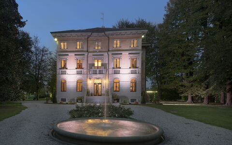 Villa Paola In Padova With Ac: Plante, Ciel, Bâtiment, Propriété, Fenêtre, Éclairage, Arbre, Herbe, Immobilier, Point De Repère