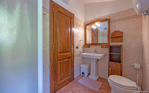 La Montana: Miroir, Évier, Luminaire Plomberie, Propriété, Robinet, Bâtiment, Armoire De Toilette, Lavabo, Salle De Bains, Violet