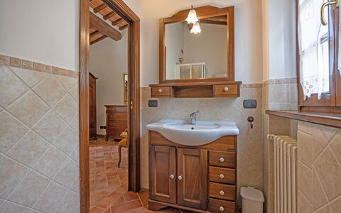 La Montanina: Miroir, Marron, Armoire De Toilette, Robinet, Évier, Cabinetry, Lavabo, Luminaire Plomberie, Propriété, Salle De Bains