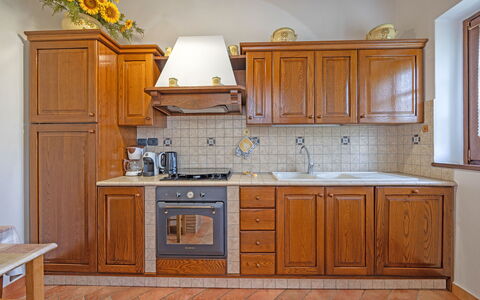 La Montanina: Cabinetry, Propriété, Comptoir, Meubles, Évier, Robinet, Blanc, Bâtiment, Cuisine, Bois