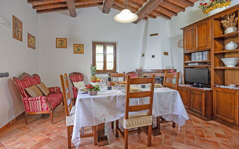 La Montanina: Meubles, Table, Propriété, Fenêtre, Chaise, Cabinetry, Bois, Design Intérieur, Architecture, Bâtiment