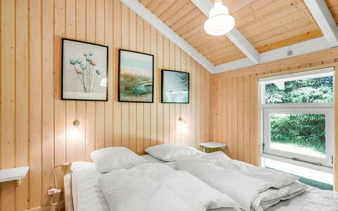 Amundi - 500M from the Sea: Bois, Chambre, Design Intérieur, Plafond, Lit, Domicile, Sol, Literie, Drap De Lit, Cadre De Lit