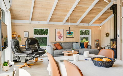 Amundi - 500M from the Sea: Design Intérieur, Meubles, Bois, Plafond, Sol, Éclairage, Pièce, Sol, Salon, Luminaire