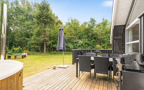 Amundi - 500M from the Sea: Bois, Meubles, Parquet, Dur, Domicile, Tache De Bois, Plate-Forme, Porche, Chaise, Ombre