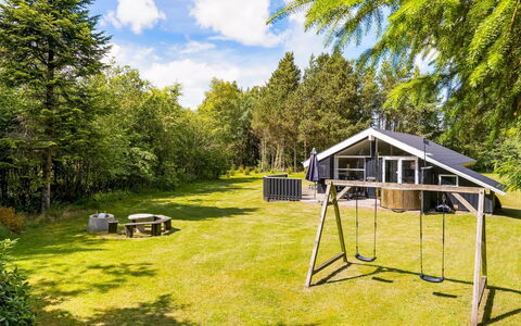 Amundi - 500M from the Sea: Arbre, Lot Terre, Zone Rurale, Chalet, Jardin, Ombre, Batiments Jardin, Pelouse, Prairie, Cabane En Rondins