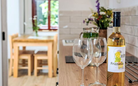 Horni Plana 100: Vaisselle, Table, Bouteille, Meubles, Drinkware, Verres À Pied, Chaise, Verre De Vin, Bar, Du Vin