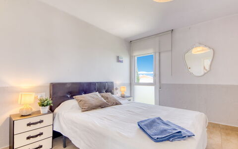 Can Plana: Ciel, Propriété, Table, Meubles, Plante, Bâtiment, Chaise, Design Intérieur, Ombre, Vaisselle