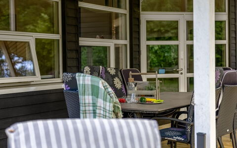 Næwe - 30Km from the Sea: Meubles, Bois, Chaise, Porche, Mobilier De Jardin, Table, Tableau De Plein Air, Ombre, Patio, Table Basse