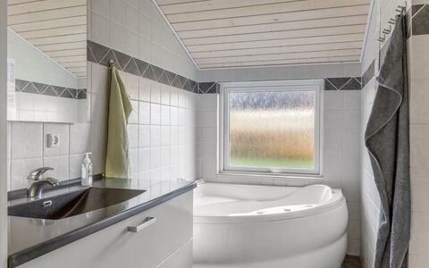 Næwe - 30Km from the Sea: Luminaire Plomberie, Sol, Design Intérieur, Plafond, Salle De Bains, Sol, Plomberie, Robinet, Baignoire, Évier