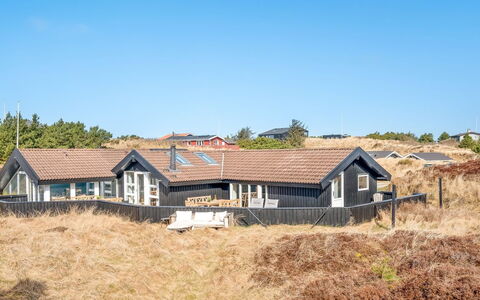 Emin - 700M from the Sea: Maison, Toit, Domicile, Chalet, Biens, Ferme, Porche, Siding, Villa