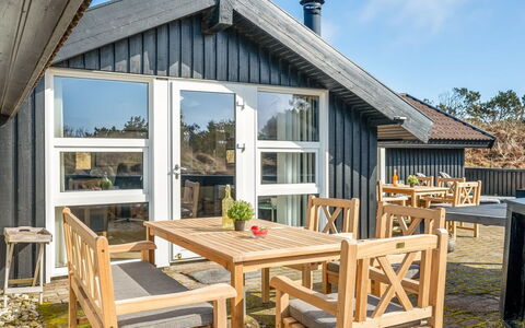 Emin - 700M from the Sea: Bois, Domicile, Chalet, Toit, Siding, Porche, Dur, Planche, Recours, Ombre