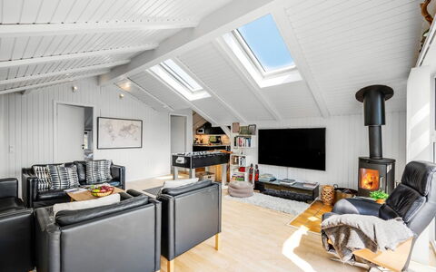 Emin - 700M from the Sea: Design Intérieur, Meubles, Sol, Plafond, Bois, Sol, Éclairage, Pièce, Salon, Parquet