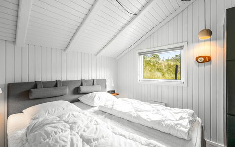 Emin - 700M from the Sea: Chambre, Bois, Literie, Drap De Lit, Lit, Plafond, Cadre De Lit, Linge, Oreiller, Conception