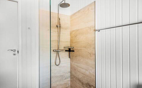 Emin - 700M from the Sea: Sol, Bois, Sol, Luminaire Plomberie, Design Intérieur, Salle De Bains, Plomberie, Tuile, Douche, Porte De Douche