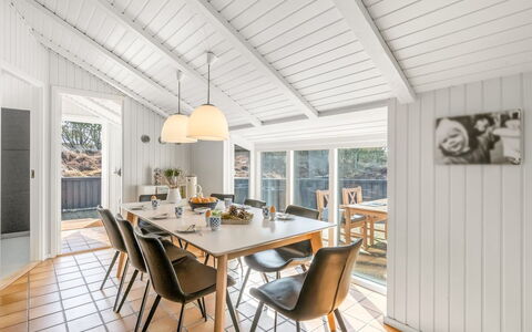Emin - 700M from the Sea: Bois, Design Intérieur, Plafond, Sol, Sol, Table Cuisine Et Salle A Manger, Parquet, Domicile, Salle À Manger, Chaise