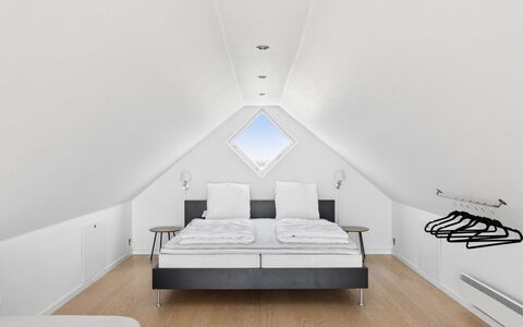 Ubavka - 101M from the Sea: Bois, Design Intérieur, Sol, Plafond, Sol, Chambre, Grenier, Pièce, Lit, Appartement