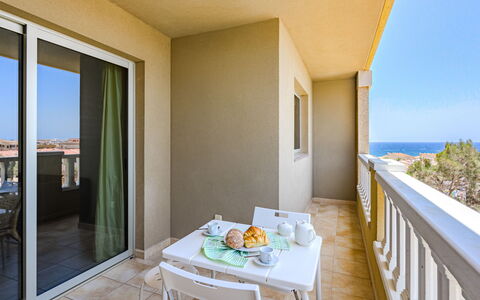 La Perla: Table, Propriété, Meubles, Bâtiment, Bleu Azur, Ciel, Bois, Design Intérieur, Ombre