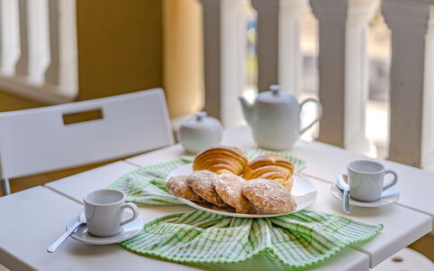 La Perla: Aliments, Table, Vaisselle, Meubles, Vaisselle, Assiette, Coupe, Drinkware, Serveware, Design Intérieur