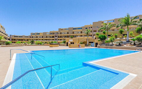 La Perla: Ciel, Bâtiment, L'Eau, Piscine, Bleu Azur, Plante, Maison, Rectangle, Mobilier De Jardin, Condominium