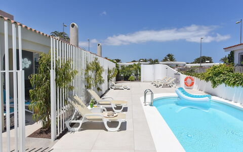 New Velsuites Ii: Ciel, L'Eau, Nuage, Bâtiment, Plante, Bleu Azur, Piscine, Ombre, Mobilier De Jardin, Condominium