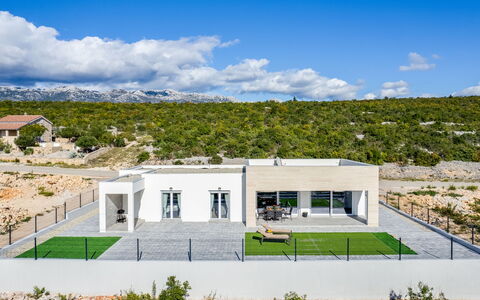 Silencia: Ciel, Nuage, Plante, Propriété, Bâtiment, Fenêtre, Lot Terre, Architecture, Paysage Naturel, Immobilier