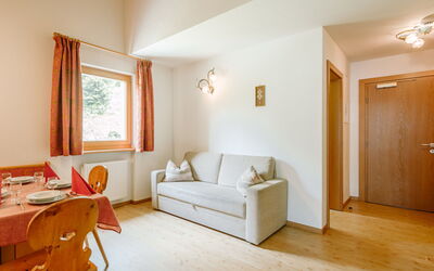 Nr. 19 100.4: Meubles, Canapé, Bois, Sol, Confort, Sol, Salon, Porte, Ombre, Beige