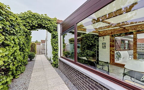 Reynaertpark with Parking: Architecture, Arbuste, Jardin, Ombre, Cour, Daylighting, Aménagement Paysager, Brique, Plante D'Appartement, Cour