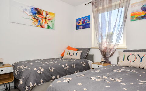 Kiki: Propriété, Meubles, Fenêtre, Bâtiment, Textile, Confort, Design Intérieur, Ombre, Sol, Lit