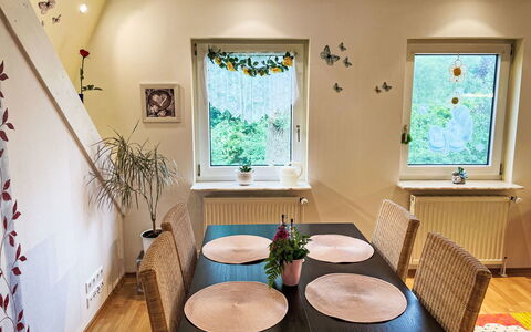 Winona: Meubles, Propriété, Table, Plante, Vert, Fenêtre, Bois, Architecture, Design Intérieur