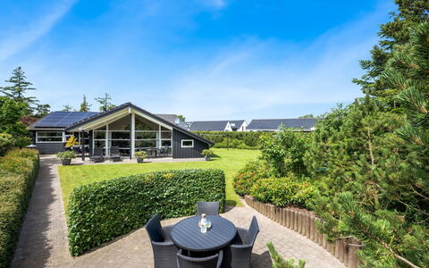 Fritzi - 1.7Km from the Sea: Domicile, Toit, Biens, Jardin, Couverture De Sol, Chalet, Pelouse, Aménagement Paysager, Ombre, Cour