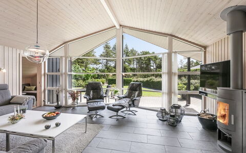 Fritzi - 1.7Km from the Sea: Plafond, Design Intérieur, Domicile, Salon, Meubles, Canapé, Chaise, Plante D'Appartement, Matériau Naturel