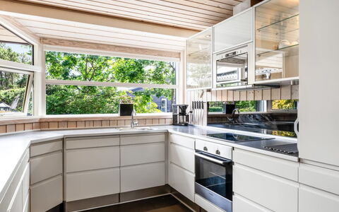Fritzi - 1.7Km from the Sea: Design Intérieur, Cuisine, Bois, Sol, Comptoir, Plafond, Cabinetry, Appareil De Cuisine, Domicile, Sol