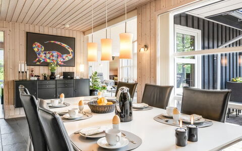 Fritzi - 1.7Km from the Sea: Design Intérieur, Meubles, Plafond, Domicile, Table Cuisine Et Salle A Manger, Luminaire, Chaise, Salle À Manger, Lustre, Plante D'Appartement