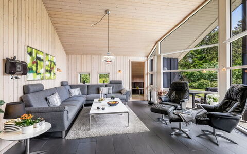 Fritzi - 1.7Km from the Sea: Canapé, Salon, Domicile, Design Intérieur, Meubles, Plafond, Chaise, Conception