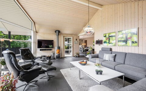 Fritzi - 1.7Km from the Sea: Canapé, Salon, Design Intérieur, Domicile, Plafond, Luminaire, Plante D'Appartement, Chaise, Canapé-Lit