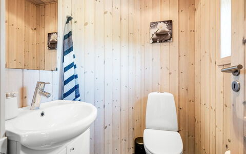 Fritzi - 1.7Km from the Sea: Bois, Siège De Toilette, Luminaire Plomberie, Sol, Toilette, Salle De Bains, Sol, Design Intérieur, Évier, Lavabo