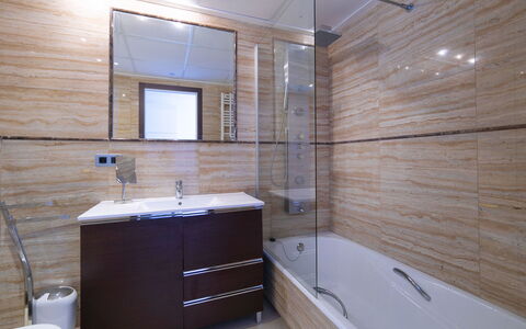 Cap-Negret: Robinet, Luminaire Plomberie, Miroir, Propriété, Évier, Salle De Bains, Armoire De Toilette, Bois, Bâtiment, Design Intérieur