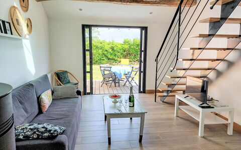 Er Blei Mor: Meubles, Propriété, Canapé, Design Intérieur, Plante, Bois, Table, Ombre, Sol, Plante D'Appartement