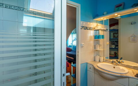 La Maison du Bonheur: Miroir, Robinet, Évier, Luminaire Plomberie, Bâtiment, Bleu, Bleu Azur, Salle De Bains, Sol, Lavabo