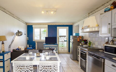 La Maison du Bonheur: Cabinetry, Comptoir, Appareil De Cuisine, Électroménager, Cuisine, Éclairage, Cuisinière, Design Intérieur, Sol, Gaz Poele