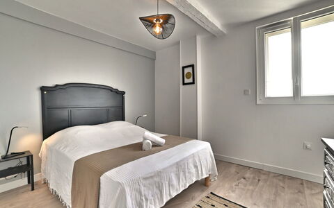 La Picotelle: Propriété, Meubles, Fenêtre, Confort, Bâtiment, Bois, Textile, Éclairage, Design Intérieur