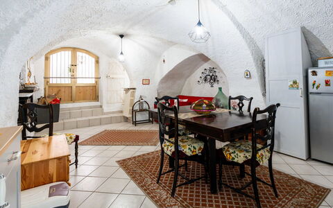 Ca da Nair: Table, Propriété, Meubles, Bâtiment, Cabinetry, Bois, Chaise, Design Intérieur, Sol, Cuisine