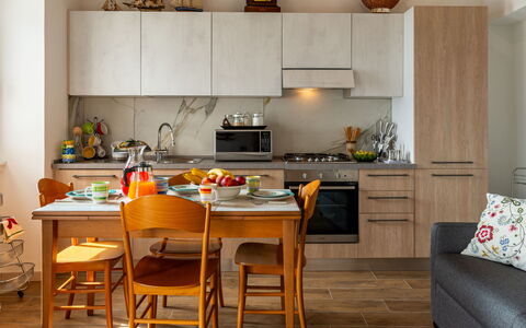 Home2Sunrise: Meubles, Table, Cabinetry, Comptoir, Bois, Orange, Chaise, Design Intérieur, Cuisine, Sol