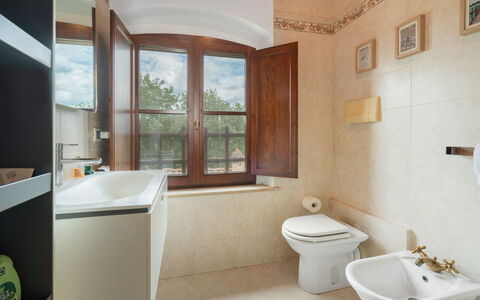 Torri 15 Holiday Home: Marron, Luminaire Plomberie, Propriété, Fenêtre, Évier, Armoire De Toilette, Robinet, Salle De Bains, Design Intérieur