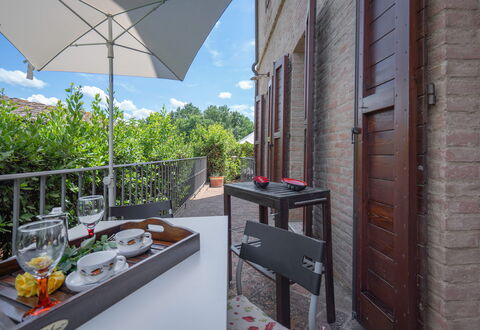 Torri 15 Holiday Home: Ciel, Bâtiment, Propriété, Table, Meubles, Nuage, Vaisselle, Fenêtre, Architecture, Pot De Fleur