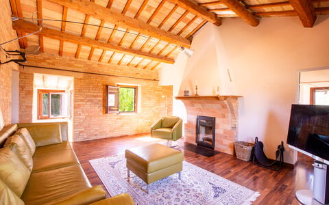 Villa Gelso: Propriété, Meubles, Cadre, Canapé, Bois, Design Intérieur, Fenêtre, Sol, Salon, Confort