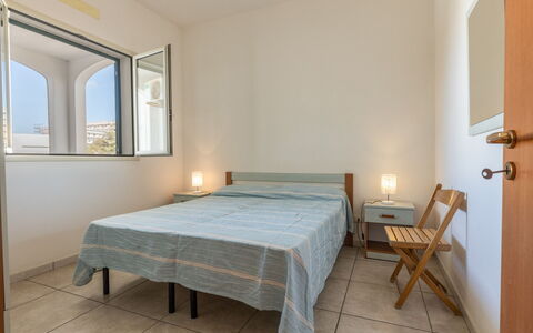 Andromeda Apartment In Gallipoli: Propriété, Meubles, Confort, Fenêtre, Bois, Bâtiment, Textile, Lit, Sol, Design Intérieur