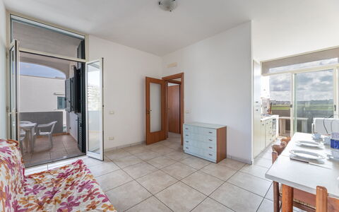 Andromeda Apartment In Gallipoli: Meubles, Cabinetry, Bâtiment, Bois, Confort, Porte, Éclairage, Tiroir, Architecture
