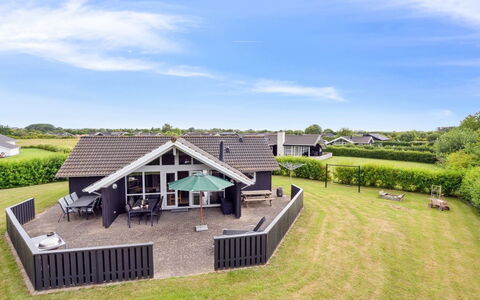 Siggi - 800M from the Sea: Herbe, Maison, Toit, Chalet, Domicile, Arbuste, Ferme, Lot Terre, Zone Rurale